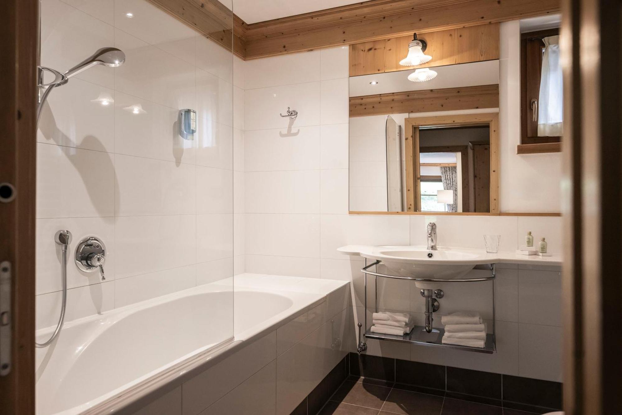 Post Alpina - Family Mountain Chalets San Candido Exterior foto